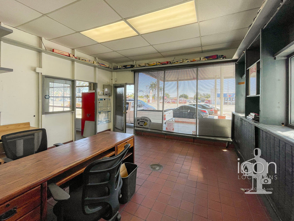 Gas Station, Auto Repair, Tire Service, Auto Parts - COMM2086