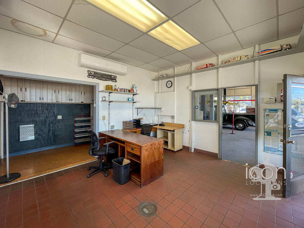 Gas Station, Auto Repair, Tire Service, Auto Parts - COMM2086