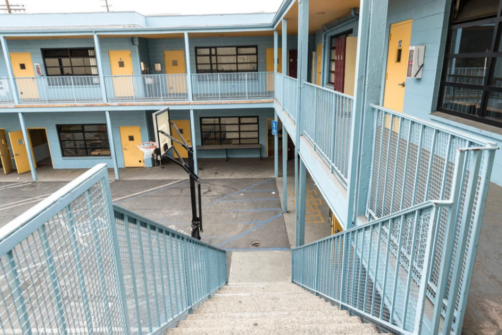 Commercial - COMM2051 - School