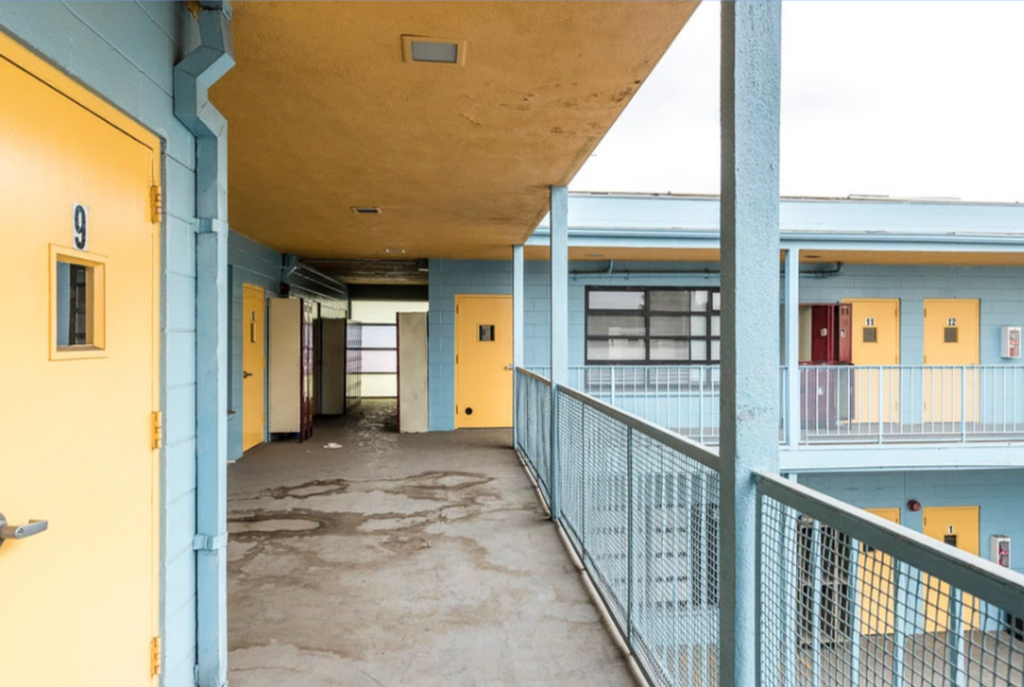 Commercial - COMM2051 - School