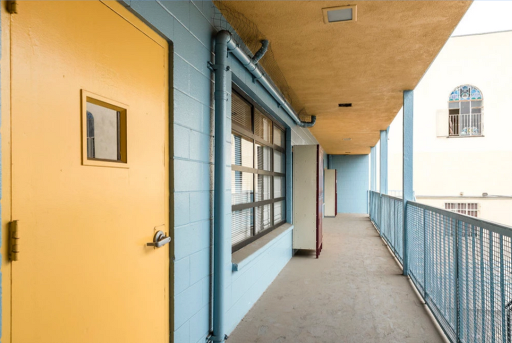 Commercial - COMM2051 - School
