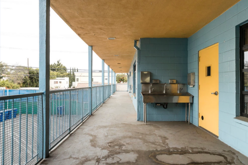 Commercial - COMM2051 - School