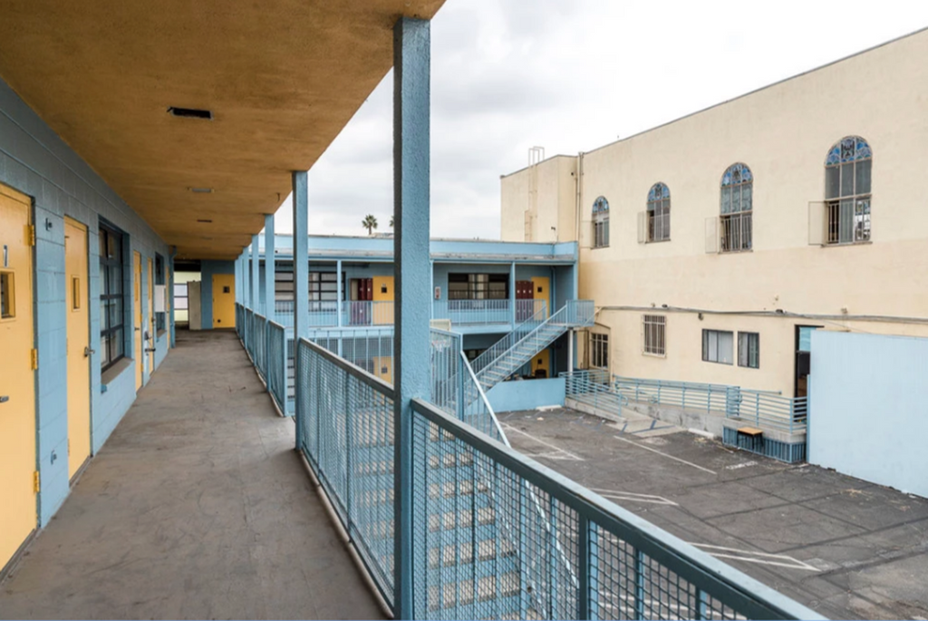 Commercial - COMM2051 - School