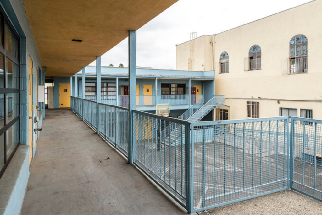 Commercial - COMM2051 - School