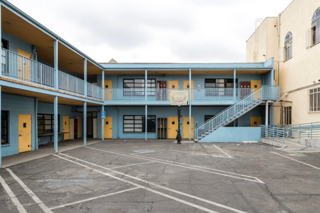 Commercial - COMM2051 - School