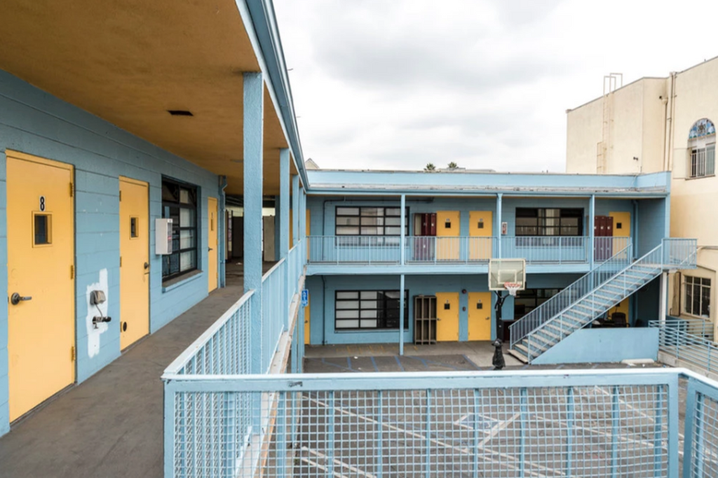 Commercial - COMM2051 - School